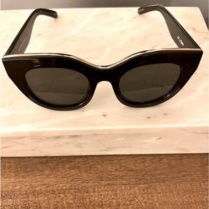the AIR HEART black sunglasses cat eye